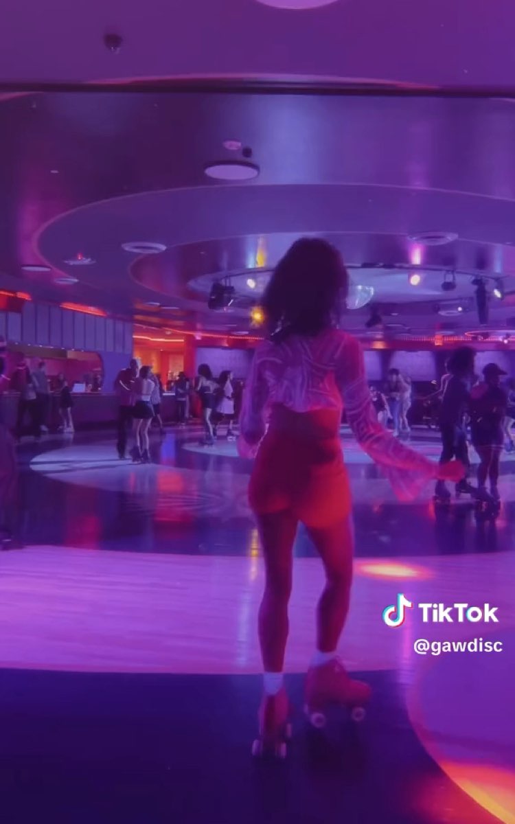 Идем в Roller disco 🪩🛼