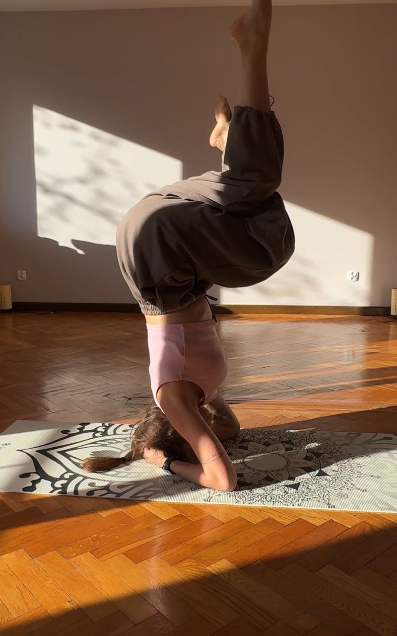 Тренировки по растяжке: пн — 18:00, ср — 19:30