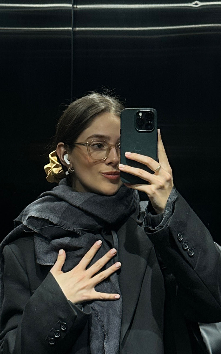 Vivienne main picture